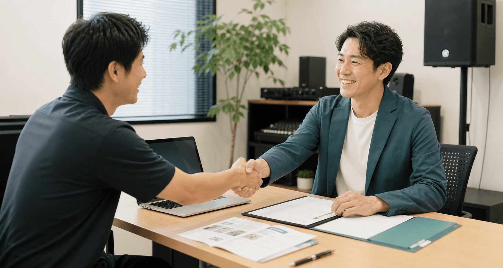 日程と内容を確認して依頼を決定している様子